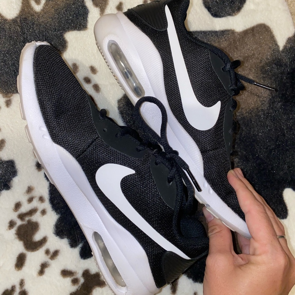 Women’s Nike tennis shoe size 6.5